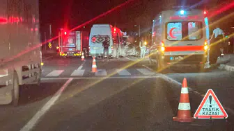 Adıyaman yolunda can pazarı: Tarım işçilerini taşıyan minibüs ile otomobil çarpıştı