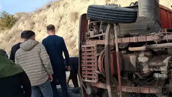 Kara Yokuş'ta korkutan kaza: Yük kamyonu devrildi