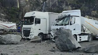 Hopa'da sabah saatlerinde dehşet: TIR parkına düşen dev kayalar bir can aldı