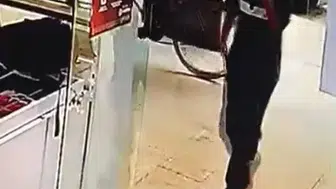 İnegöl'de pes dedirten hırsızlık: Gazozunu yudumlayarak 40 bin liralık telefonu çaldı