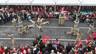 Kayseri'de Cumhuriyet coşkusu: Komandoların nefes kesen performansı meydanı inletti