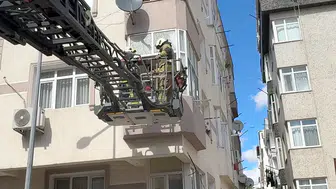 Yangın korkusuyla sokağa fırladılar: Evin kapısı kilitli, anahtar içeride kaldı