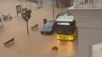 İstanbul'da sağanak kabusu: Araçlar sulara gömüldü, deniz kıyıları aştı