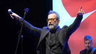 Feridun Düzağaç Ayvalık'ta sahnede sadece şarkı söylemedi: Çocukların yüzünü güldüren o anlar