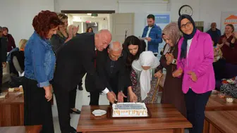 Babadağ'da nostalji rüzgarı: Başkan Kumral huzurevi sakinleriyle sahnede