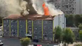 Karabağlar'da okul paniği: Çatıdan yükselen dumanlar mahalleyi ayağa kaldırdı