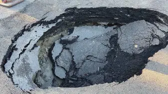 Beşiktaş'ta korkutan çökme: Okul servisinin geçişinden hemen sonra yol yarıldı