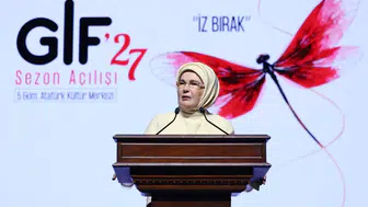 Emine Erdoğan'dan gençlere çağrı: Dijital çağın gürültüsünde kendi sesinizi bulmanın yolu el ele vermekten geçiyor