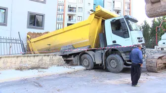 Pendik'te dehşet anları: Kamyonun altında kalmamak için hareket halindeki araçtan atladı