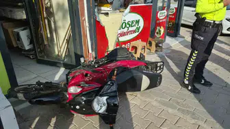 Çiğköfte dükkanında korku dolu anlar: Motosikletli sürücü kontrolü kaybetti