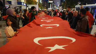 Elazığ sokakları Cumhuriyet coşkusuyla aydınlandı: Fener Alayı'na yoğun ilgi