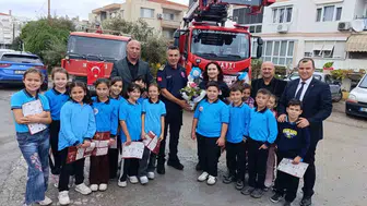 Minik öğrencilerden kahraman itfaiyecilere vefa ziyareti
