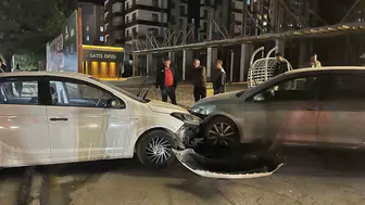 Niğde'de şiddetli çarpışma: Direğe çarpan otomobil park halindeki araca savruldu