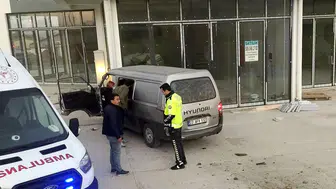 Keşan'da nefes kesen kovalamaca: Kaçak göçmenleri taşıyan araç duvara çarptı