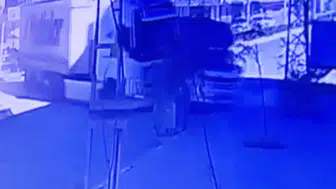 Iğdır'da trafikte dehşet anları: Tır sürücüsü hafif ticari aracı böyle sıkıştırdı