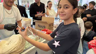 İzmir'de Cumhuriyet coşkusu lezzetle birleşti: 2 bin çocuk için bayram sofrası kuruldu