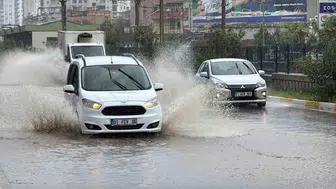 Adana'da gökyüzü boşaldı: Şehir merkezi sular altında kaldı