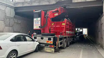Malatya'da zincirleme kaza: Köprüye çarpan vince otomobil daldı