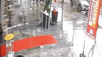 Ölümle burun buruna geldi: Saniyeler hayatını kurtardı