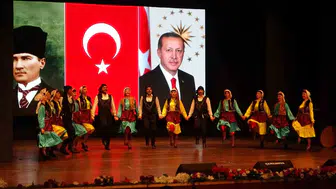 Mersin'de 103. Yıl Coşkusu: Cumhuriyetin Işığı Meydanları Aydınlattı