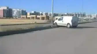 Bağlar'da direksiyon başında korku dolu anlar: Hafif ticari araç refüje saplandı
