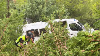 Silifke yolunda dehşet anları: Kontrolden çıkan minibüs bahçeye uçtu