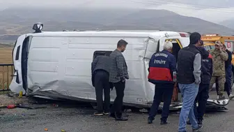 Yüksekova'da okul yolunda dehşet anları: Servis aracı devrildi