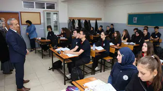 Karabük'te okul koridorlarında gelecek vizyonu: Müdür Akbaş'tan öğrencilere kritik çağrı