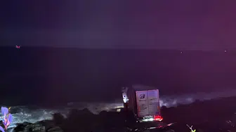Karadeniz'in hırçın dalgaları bekliyordu: TIR denize düşmekten son anda kurtuldu