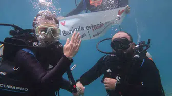 Mavi derinliklerde gelen ömürlük imza: 5 metre altında sürpriz evlilik teklifi
