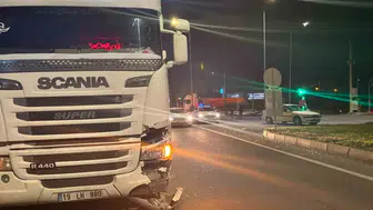 Tavşanlı'da korkutan kaza: Tırın otomobile çarptığı o anlar kamerada