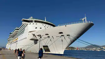 Dev kruvaziyer Bodrum kıyılarına demir attı: Binlerce turist şehri keşfe çıktı