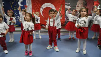 Minik ellerden dev coşku: Kuşadası'nda Cumhuriyet'in 103'üncü yılına özel kutlama