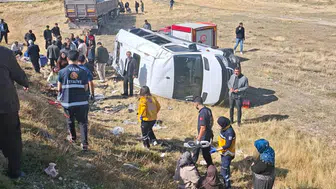 Van'da dehşet anları: Şarampole yuvarlanan minibüsten 11 yaralı çıktı