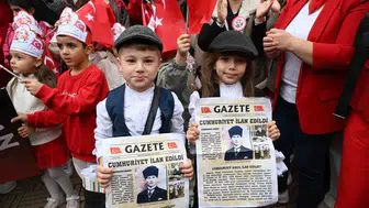 Manisa'da Cumhuriyet coşkusu: Tarihi manşetler çocukların ellerinde yeniden hayat buldu