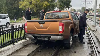 Samsun'da ulaşımı felç eden kaza: Pikap raylara savruldu