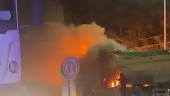 Yolda seyreden kamyon bir anda alev topuna döndü: İmdadına beton mikseri yetişti