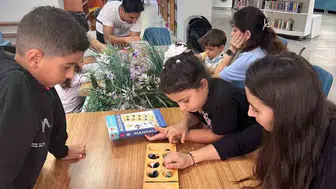 Kütüphanede strateji savaşı: Minikler oyunlarla sınırlarını zorladı