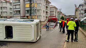 Afyonkarahisar'da minibüs dehşeti: Öğrencilerin bulunduğu araç devrildi