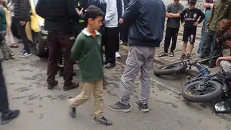Bingöl'de bisikletli iki kişiye taksi çarptı: Hastaneye kaldırıldılar