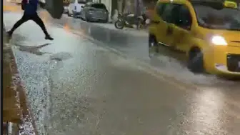 Elazığ'da gökyüzü aydınlandı, cadde ve sokaklar sular altında kaldı