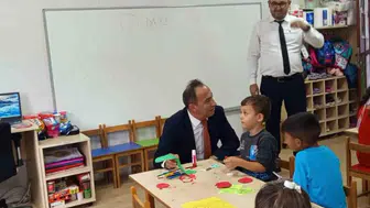 Efeler'de sıra dışı okul ziyareti: Müdür Çomruk çocuklarla oyun arkadaşı oldu