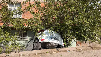 Diyarbakır'da korkutan kaza: İstinat duvarından uçan araçtan mucizevi kurtuluş