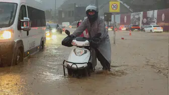 İstanbul'da aniden bastıran sağanak hayatı felç etti: Yollar göle döndü, sürücüler çaresiz kaldı