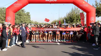 Ankara'da dev organizasyon: 4 bin sporcu başkent sokaklarını maraton alanına çevirdi