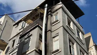 Beyoğlu'nda korku dolu anlar: Alevlerin yükseldiği binaya müdahale eden vatandaş dumandan etkilendi
