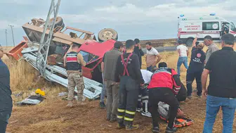 Ergani yolunda korkunç kaza: Elektrik direğine çarpan kamyonet hurdaya döndü