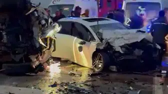 Aksaray'da dehşet anları: İki otomobil kafa kafaya çarpıştı