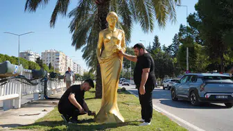 Antalya'nın sokaklarına sinema büyüsü yansıdı: Altın renkli Venüsler şehri kuşattı