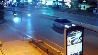 Edirne'de geceyi aydınlatan kaza: İki motosiklet yaya geçidinde çarpıştı